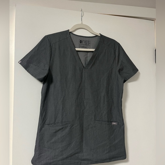 FIGS Casma Three-Pocket Scrub Top in Graphite - Picture 3 of 5